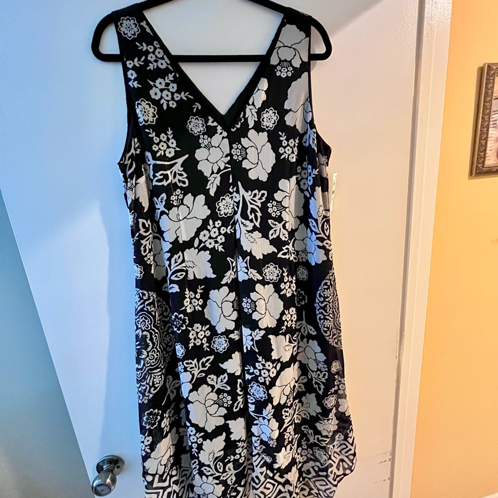 INC International Concepts Black and White Sleeveless V-Neck Midi Dress